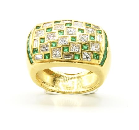 ANELLO CON SMERALDI E DIAMANTI in oro giallo 18kt, con diamanti taglio...