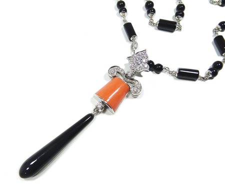 GIROCOLLO IN ORO E ONICE in oro bianco 18 kt, 9,70 gr., con bauletti e sfere...