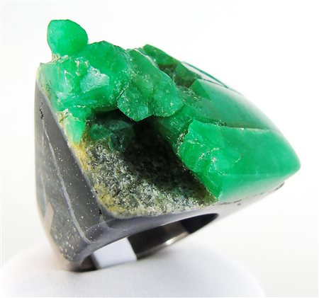 ANELLO IN ARGENTO E SMERALDO GREZZO LEVIGATO Geminazione naturale su matrice...