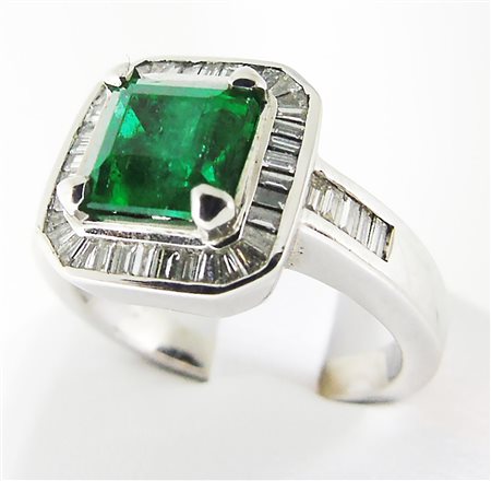 ANELLO CON SMERALDO E DIAMANTI in oro bianco 18 kt, 8,10 gr., al centro...