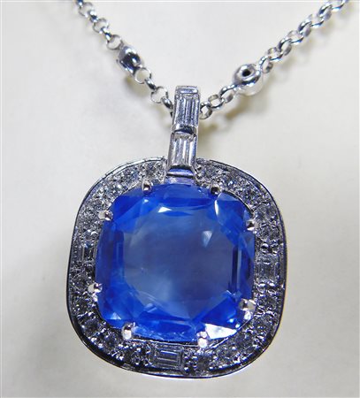 PENDENTE IN ORO E ZAFFIRO in oro bianco 18kt. 9,50 gr., con al centro zaffiro...