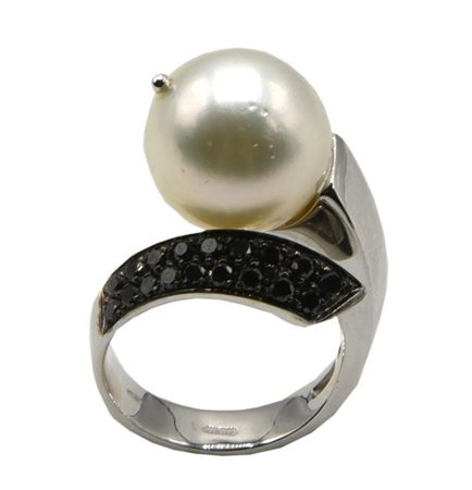 ANELLO CON PERLA SOUTH SEA E DIAMANTI NERI in oro bianco 18kt, con perla...