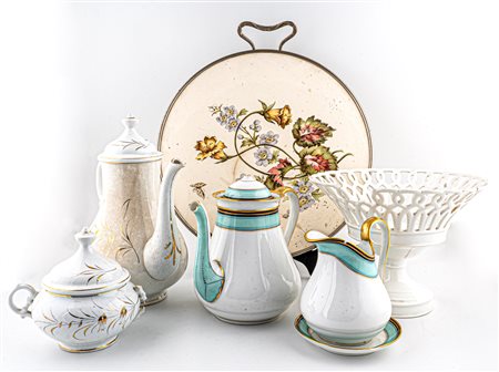 Lotto composto da alzata traforata Ginori in porcellana bianca, caffettiera,...