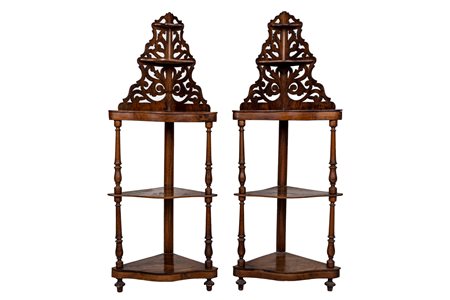 Coppia di etagere angolari Toscana fine XIX secolo in noce tornito e...