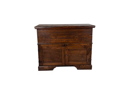 Madia fine XIX,inizi XX secolo in abete, piano a ribalta e due sportelli sul...