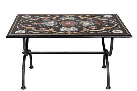 Tavolino con piano in marmo intarsiato inizio XX secolo piano in marmo nero...