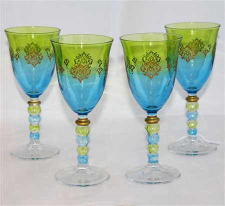 Lotto di quattro bicchieri XX secolo in vetro colorato nei toni del blu e del...