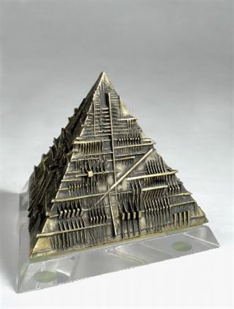 Arnaldo Pomodoro (Morciano, 1926) Piramide (studio), 1974-1975 Ottone dorato,...