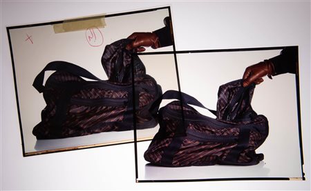 Irving Penn (Plainfield, 1917 - New York, 2009) per catalogo Gucci P/E 1983, foto borsa color