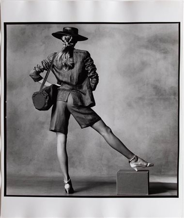Irving Penn (Plainfield, 1917 - New York, 2009), Modella - Stampa fotografica su carta in B/N, cm