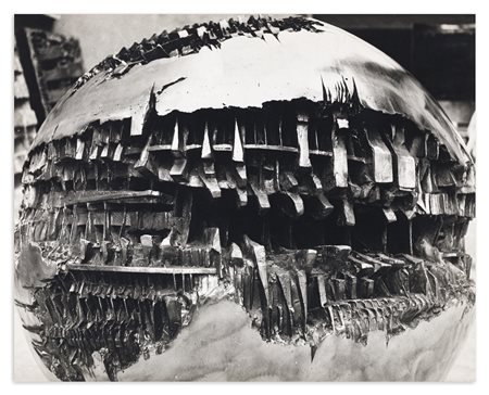 UGO MULAS (1928-1973) - Senza Titolo (Dettaglio Sfera N.1 di Arnaldo Pomodoro)