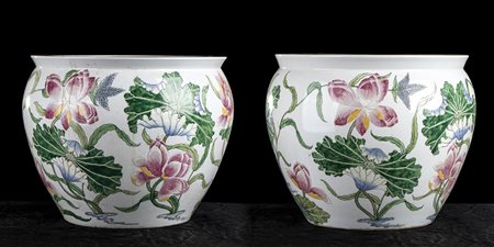 <br>COPPIA DI GRANDI CACHE-POTS IN PORCELLANA DIPINTA<br>Cina, XX secolo