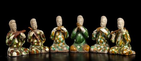 <br>SEI SCULTURE DI MUSICISTI SEDUTI IN CERAMICA CON INVETRIATURA SANCAI<br>Cina, XX secolo