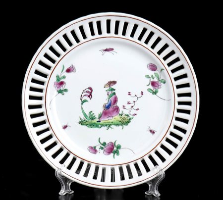 <br>TRENTASETTE PIATTI IN PORCELLANA DIPINTA<br>Europa