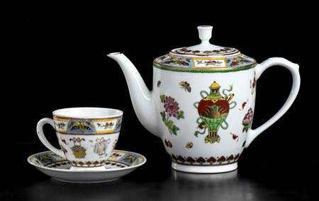 <br>DIECI TAZZINE IN PORCELLANA DIPINTA E UNA TEIERA<br>Cina, seconda metà del XX secolo