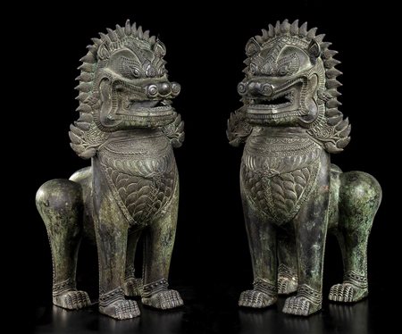 <br>COPPIA DI LEONI BUDDHISTI IN BRONZO DI STILE KHMER<br>Cambogia, XX secolo<br>