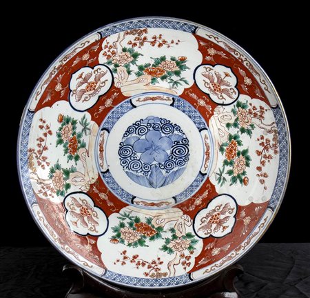 <br>GRANDE PIATTO IN PORCELLANA 'IMARI'<br>Giappone, periodo Meiji