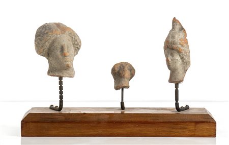 <br>GRUPPO DI TRE TESTE DIVINE IN TERRACOTTA<br>IV - III secolo a.C.