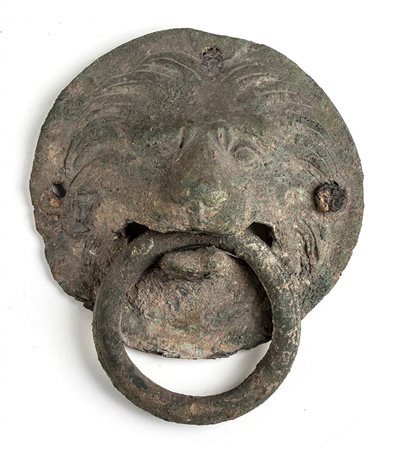 <br>GRANDE APPLIQUE IN BRONZO CON PROTOME LEONINA<br>Epoca romana imperiale