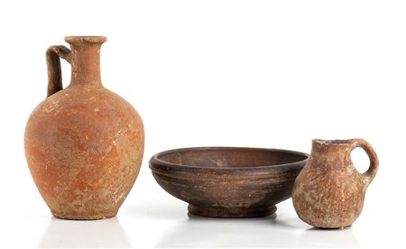 <br>GRUPPO DI TRE VASI ANTICHI<br>Dall'età del bronzo all'epoca ellenistica