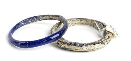 <br>COPPIA DI ARMILLE IN PASTA VITREA<br>Epoca tardo antica - bizantina<br>diam. cm 5,5 l'una<br><br>Dalla collezione di Maria Pia e Amintore Fanfani