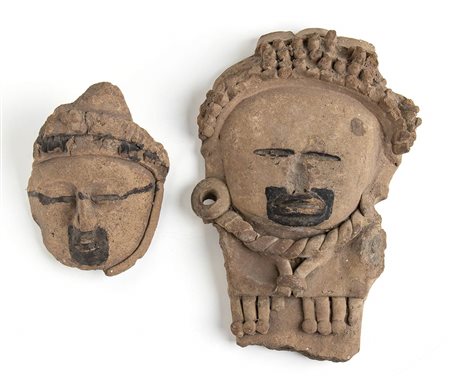 <br>COPPIA DI STATUETTE IN TERRACOTTA<br>Messico, Cultura classica di Veracruz<br>alt. cm 14 e 25,5; spessore cm 1 - 3,5<br><br>Intatti.<br><br>Dalla collezione di Maria Pia e Amintore Fanfani.