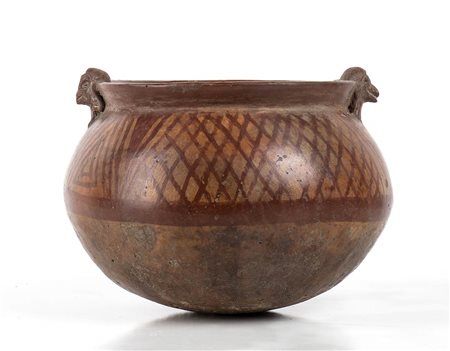 <br>OLLA POLICROMA CON PROTOMI PLASTICHE<br>Messico, Area di Michoacán de Ocampo<br>alt. cm 14; diam. cm 14,5<br><br>Intatta.<br><br>Dalla collezione di Maria Pia e Amintore Fanfani.