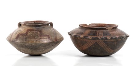 <br>COPPIA DI OLLE BICONICHE POLICROME<br>Messico, Area di Michoacán de Ocampo<br>alt. massima cm 10,5<br><br>Sbaccature sparse.<br><br>Dalla collezione di Maria Pia e Amintore Fanfani.