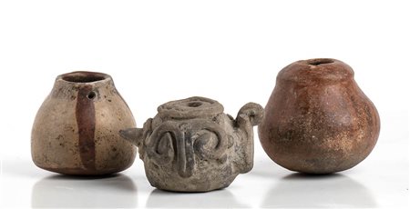 <br>GRUPPO DI TRE VASETTI MINIATURISTICI<br>Messico, Area di Michoacán de Ocampo<br>alt. massima cm 8<br><br>Intatti.<br><br>Dalla collezione di Maria Pia e Amintore Fanfani.