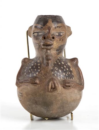 <br>STATUETTA GLOBULARE DELLA FERTILITA' IN TERRACOTTA<br>Messico, Area di Nayarit<br>alt. cm 20<br><br>Intatta, con lieve crepa alla base.<br><br>Dalla collezione di Maria Pia e Amintore Fanfani.