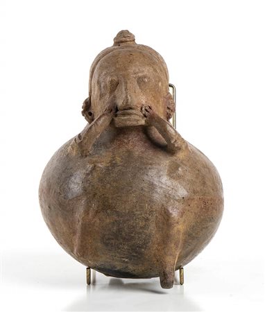 <br>STATUETTA GLOBULARE DELLA FERTILITA' IN TERRACOTTA<br>Messico, Area di Nayarit<br>alt. cm 20<br><br>Mancante di un piedino.<br><br>Dalla collezione di Maria Pia e Amintore Fanfani.