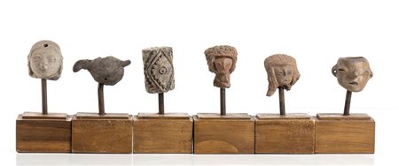 <br>GRUPPO DI SEI OGGETTI IN TERRACOTTA<br>Messico, Cultura di Teotihuacan<br>alt. massima cm 11<br><br>Pintaderas e teste in terracotta, intette, montate su basi di legno
