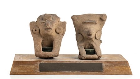 <br>COPPIA DI STATUETTE IN TERRACOTTA<br>Messico, Cultura di Tlatilco<br>alt. cm 12 l'uno; base di cm 29 x 16,5<br><br>Intatte, montate su base in legno con targa in ottone
