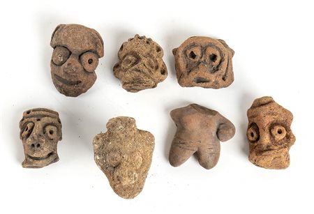 <br>GRUPPO DI SETTE STATUINE IN TERRACOTTA<br>Messico, Cultura di Tlatilco<br>alt. massima cm 4,5<br><br>Costituito da varie parti di frammenti anatomici