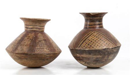 <br>COPPIA DI GIARE POLICROME<br>Colombia, Area di Nariño<br>alt. massima cm 25<br><br>Una con poche sbeccature, l'altra con due fori di sospensione.<br><br>Dalla collezione di Maria Pia e Amintore Fanfani.