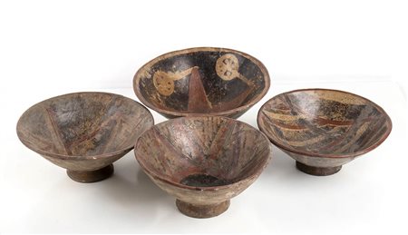 <br>GRUPPO DI QUATTRO CIOTOLE POLICROME<br>Colombia, Area di Nariño<br>diam. cm 20 - 22<br><br>Restauri ricostruttivi e integrativi sparsi.<br><br>Dalla collezione di Maria Pia e Amintore Fanfani.