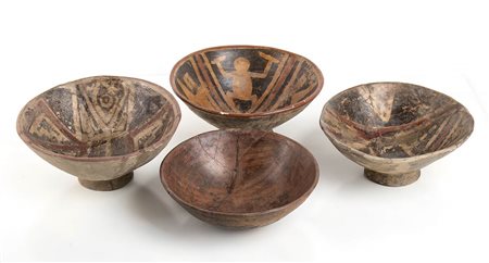 <br>GRUPPO DI QUATTRO CIOTOLE POLICROME<br>Colombia, Area di Nariño<br>diam. cm 20 - 22<br><br>Restauri ricostruttivi e integrativi sparsi.<br><br>Dalla collezione di Maria Pia e Amintore Fanfani.