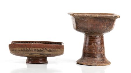 <br>COPPIA DI VASI POLICROMI<br>Colombia, Area di Nariño<br>alt. massima cm 14<br><br>Poche sbeccature sulla coppa ad alto piede.<br><br>Dalla collezione di Maria Pia e Amintore Fanfani.