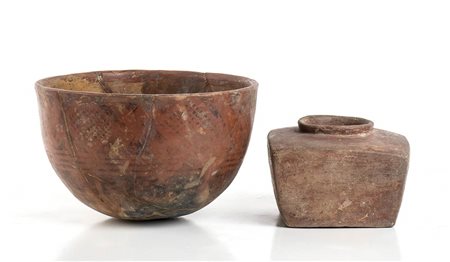 <br>COPPIA DI VASI POLICROMI<br>Colombia, Area di Nariño<br>alt. massima cm 13; diam. massimo cm 20,5<br><br>Restauri ricostruttivi e integrativi sparsi.<br><br>Dalla collezione di Maria Pia e Amintore Fanfani.