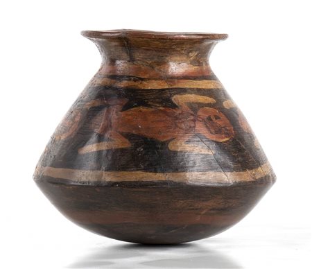 <br>TIRPA POLICROMA<br>Colombia, Area di Nariño<br>alt. cm 16,5<br><br>Con teoria di animali. Restauro ricostruttivo.<br><br>Dalla collezione di Maria Pia e Amintore Fanfani.