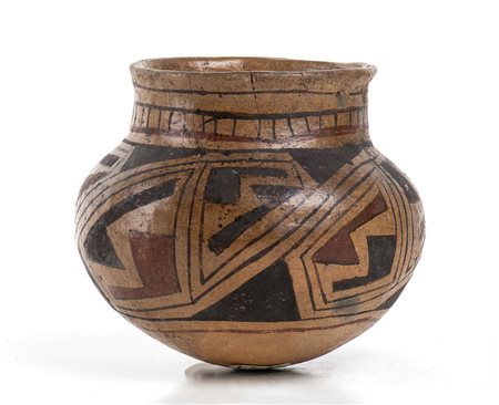 <br>OLLA POLICROMA CON DECORAZIONE GEOMETRICA<br>Messico, Cultura di Casas Grandes<br>alt. cm 12<br><br>Crepe sparse, ma integra