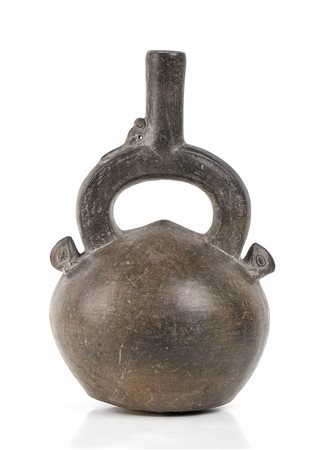 <br>VASO CON BECCUCCIO A STAFFA<br>Perù, Cultura Chavín<br>alt. cm 25,5<br><br>Intatto.<br><br>Dalla collezione di Maria Pia e Amintore Fanfani.