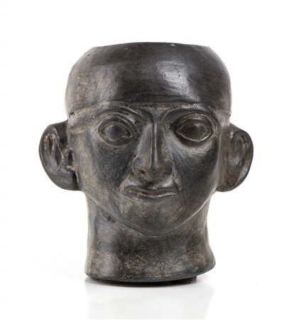 <br>VASO CON RITRATTO PLASTICO<br>Perù, Civiltà Moche<br>alt. cm 15,5<br><br>Fortemente naturalistico. Intatto.<br><br>Dalla collezione di Maria Pia e Amintore Fanfani.