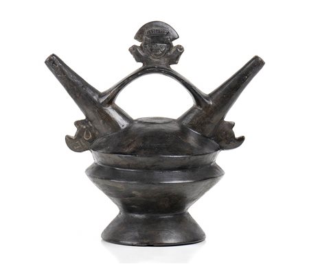 <br>VASO DOPPIO CON PONTE<br>Perù, Area di Lambayeque<br>alt. cm 22<br><br>Restauro su uno dei due versatoi, e un piccolo foro sulla pancia.<br><br>Dalla collezione di Maria Pia e Amintore Fanfani.