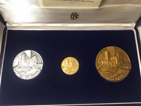 <br>ASSISI. Trittico IPZS medaglie Città Mondiale della Pace. AU 0.917 (10 g - 25 mm); AR (26,5 g - 40 mm); AE (57,56 g - 50 mm)