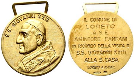 <br>LORETO. Medaglia 1962 nominativa Amintore Fanfani in ricordo della visita di S.S.Giovanni XXIII alla S.Casa. AE dorato (17,9 g - 35 mm).