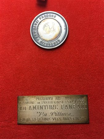 <br>POGGIBONSI. Placca da tavolo 1991 Ad Amintore Fanfani. Medaglia in argento (39 mm). Base in velluto rosso (136x165 mm).