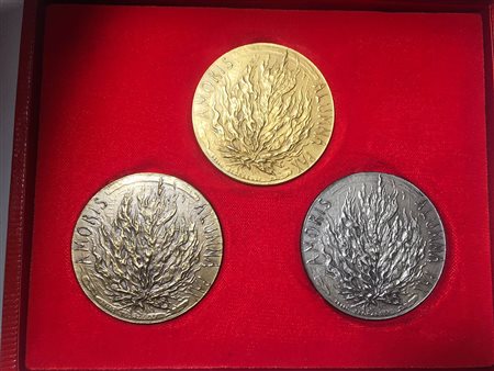 <br>ROMA. Paolo VI (1963-1978). Trittico in astuccio (AU, AR, AE) medaglie 1965 Visita all'O.N.U. D/Rogo ardente; R/ Stemma ed epigrafe. Opus Scorzelli. FDC