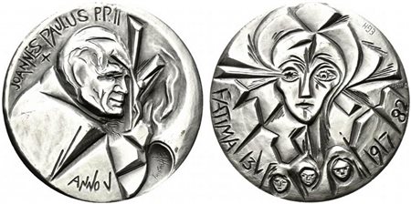 <br>ROMA. Giovanni Paolo II (1978-2005). Medaglia ufficiale del  V anno di pontificato 1982. Ag (47 g - 44 mm). Ritratto del sommo Pontefice. R/la Madonna di Fatima con i tre pastorelli. Con scatola. FDC