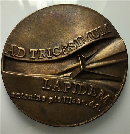 <br>ANTONINO PIO. Medaglia fermacarte AD TRICESIMUM LAPIDEM. AE (425 g - 111 mm).